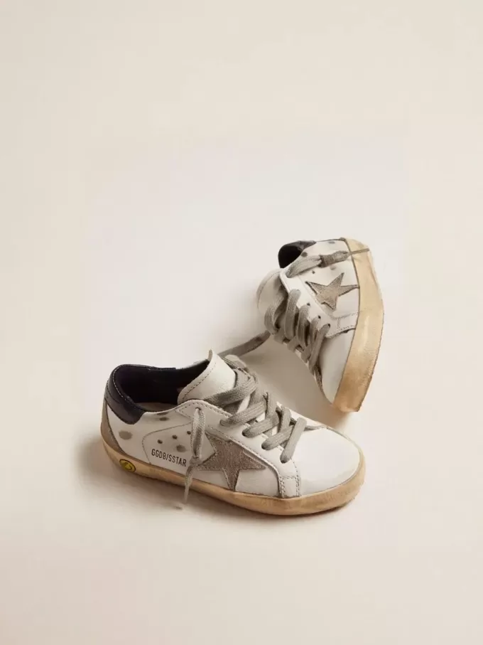 Junior Super-Star cu stea din piele de căprioară gri gheață și călcâi din piele albastru închis Junior Super-Star cu stea din piele de căprioară gri gheață și călcâi din piele albastru închis