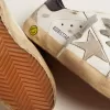 Junior Super-Star cu stea din piele de căprioară gri gheață și călcâi din piele albastru închis Junior Super-Star cu stea din piele de căprioară gri gheață și călcâi din piele albastru închis