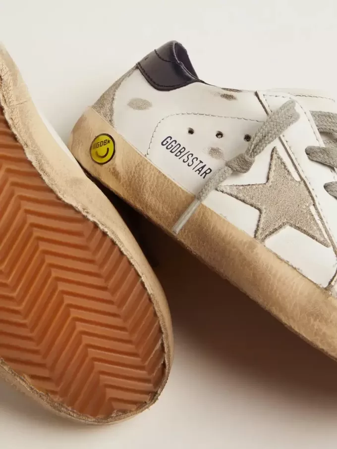 Junior Super-Star cu stea din piele de căprioară gri gheață și călcâi din piele albastru închis Junior Super-Star cu stea din piele de căprioară gri gheață și călcâi din piele albastru închis