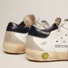 Junior Super-Star cu stea din piele de căprioară gri gheață și călcâi din piele albastru închis Junior Super-Star cu stea din piele de căprioară gri gheață și călcâi din piele albastru închis