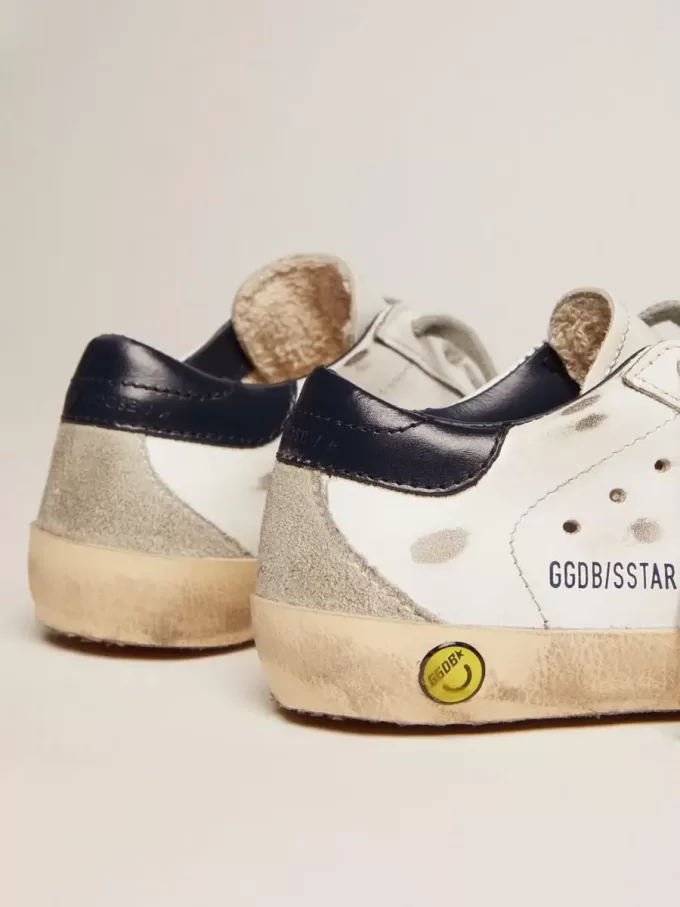 Junior Super-Star cu stea din piele de căprioară gri gheață și călcâi din piele albastru închis Junior Super-Star cu stea din piele de căprioară gri gheață și călcâi din piele albastru închis