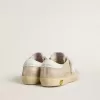 Young Super-Star din piele de căprioară laminată de culoare nisipiu, cu stea din piele albă Young Super-Star din piele de căprioară laminată de culoare nisipiu, cu stea din piele albă